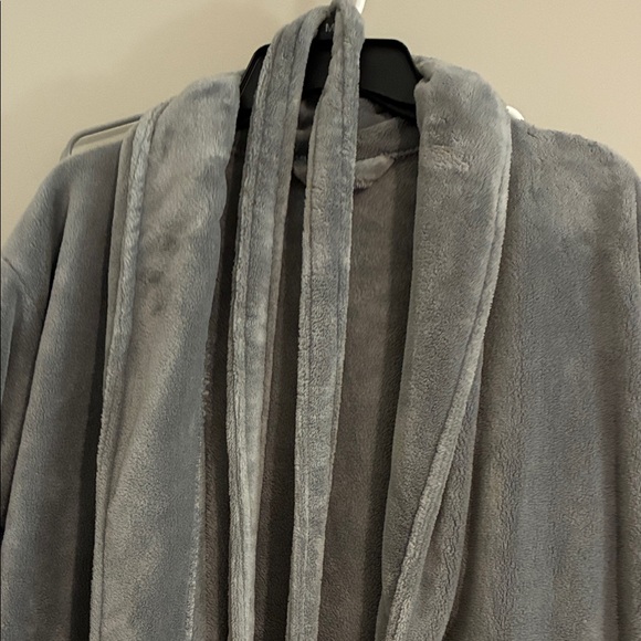Luxurious NWOT Gray Men's Bathrobe - Picture 3 of 4
